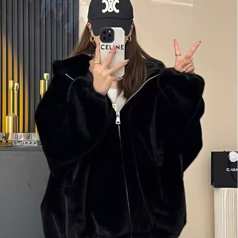 Womens Faux Lambswool Fur Coat Loose-fitting Thickened Hooded Short Fur Jacket In A Soft Feminine Style