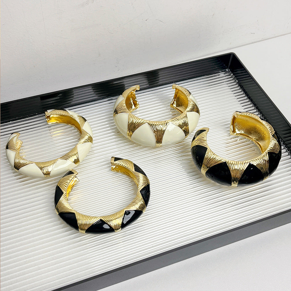 French Retro Oval Black Gold Enamel Drop Oil Bracelet Niche High Sense
