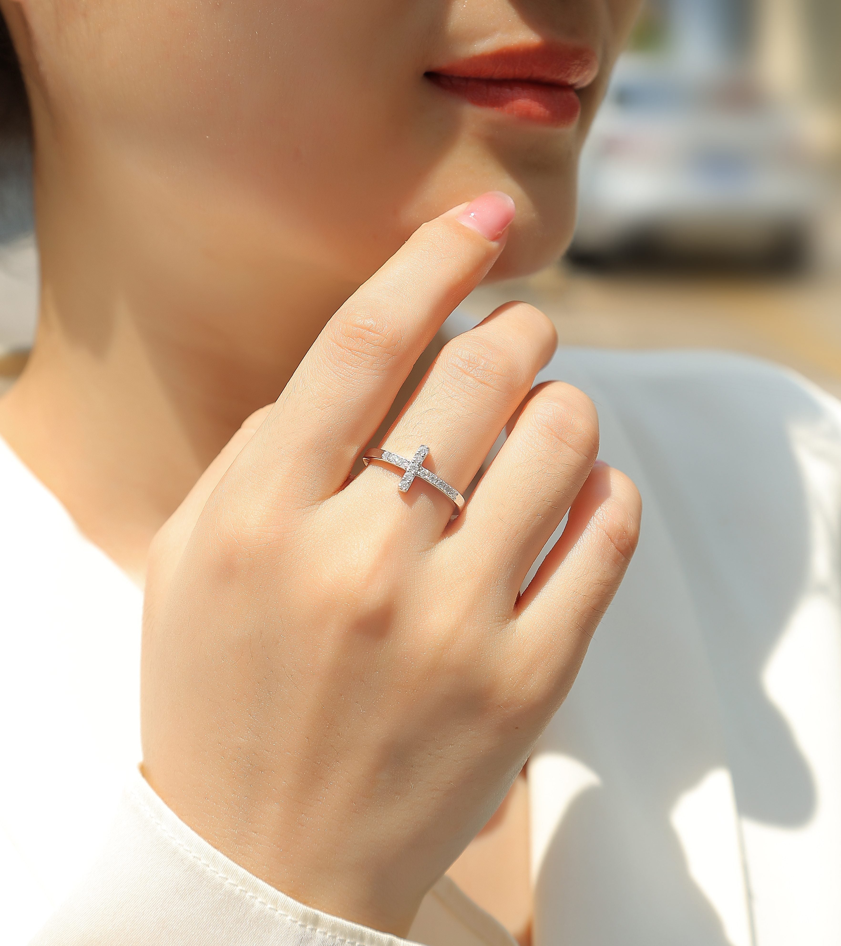 1Holy Light Cross - A Fashionable And Luxurious Jewelry Piece Set With Moissanite S925 Sterling Silver And Platinum-plated Diamond Prohibit TikTok sales