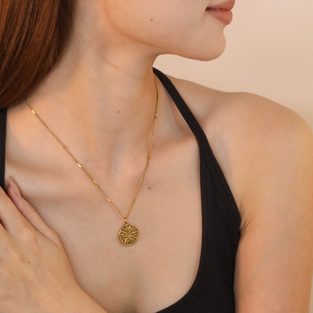 Niche Design Personality Sun Round Cake Pendant 18K Gold Necklace