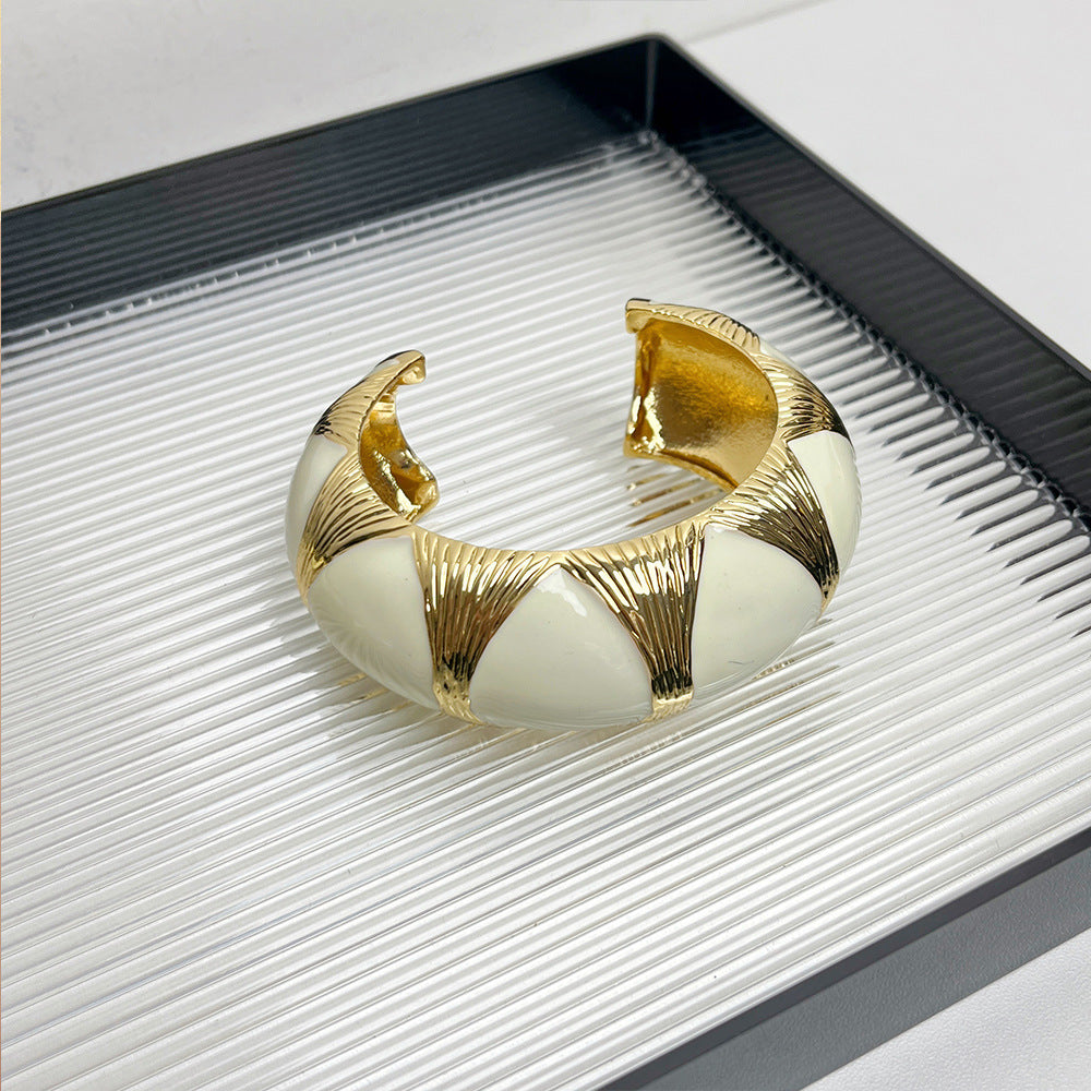 French Retro Oval Black Gold Enamel Drop Oil Bracelet Niche High Sense