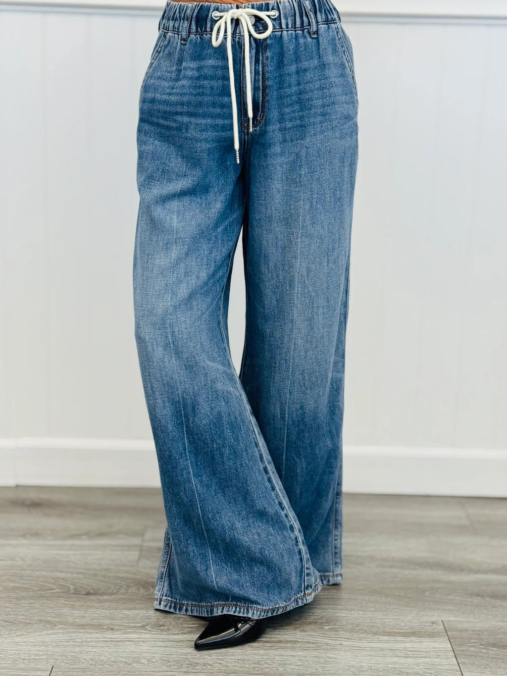 Retro High-waisted Slightly Flared Jeans With A Stretchy Waistband