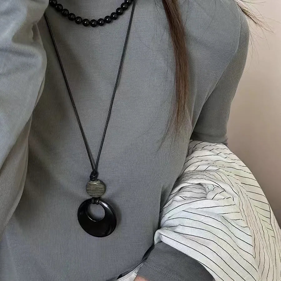 New pendant necklace with a light luxury and high-end feel, long sweater chain with retro simplicity and versatile accessories