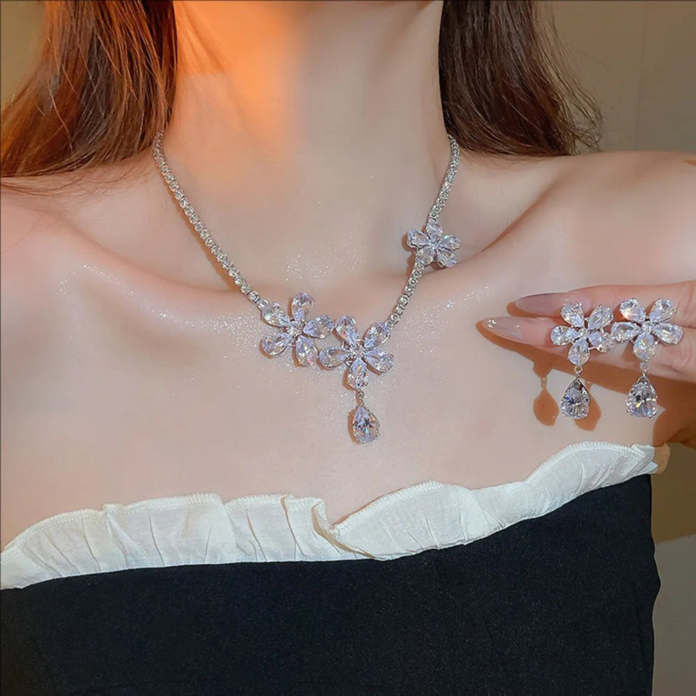 New Flowered Zircon Necklace Light Luxury And Fashionable Design Collarbone Chain Exudes Elegant And High-end Jewelry For Women