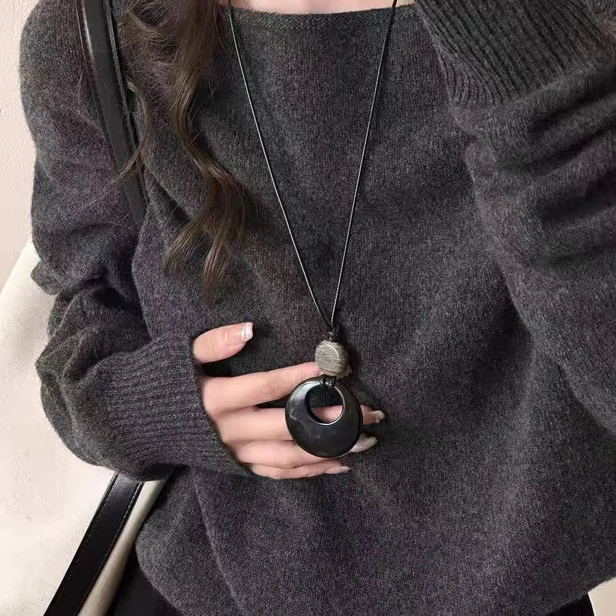 New pendant necklace with a light luxury and high-end feel, long sweater chain with retro simplicity and versatile accessories