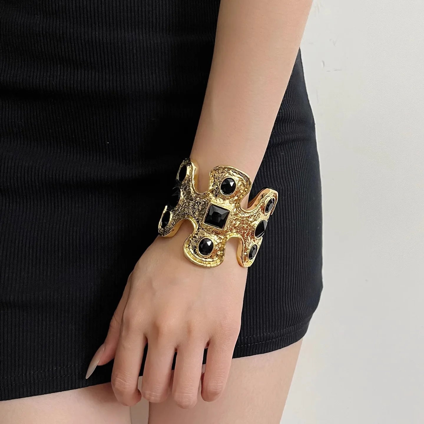 Luxurious retro colored gemstone wide opening bracelet fashionable and high-end jewelry gift for women's banquets