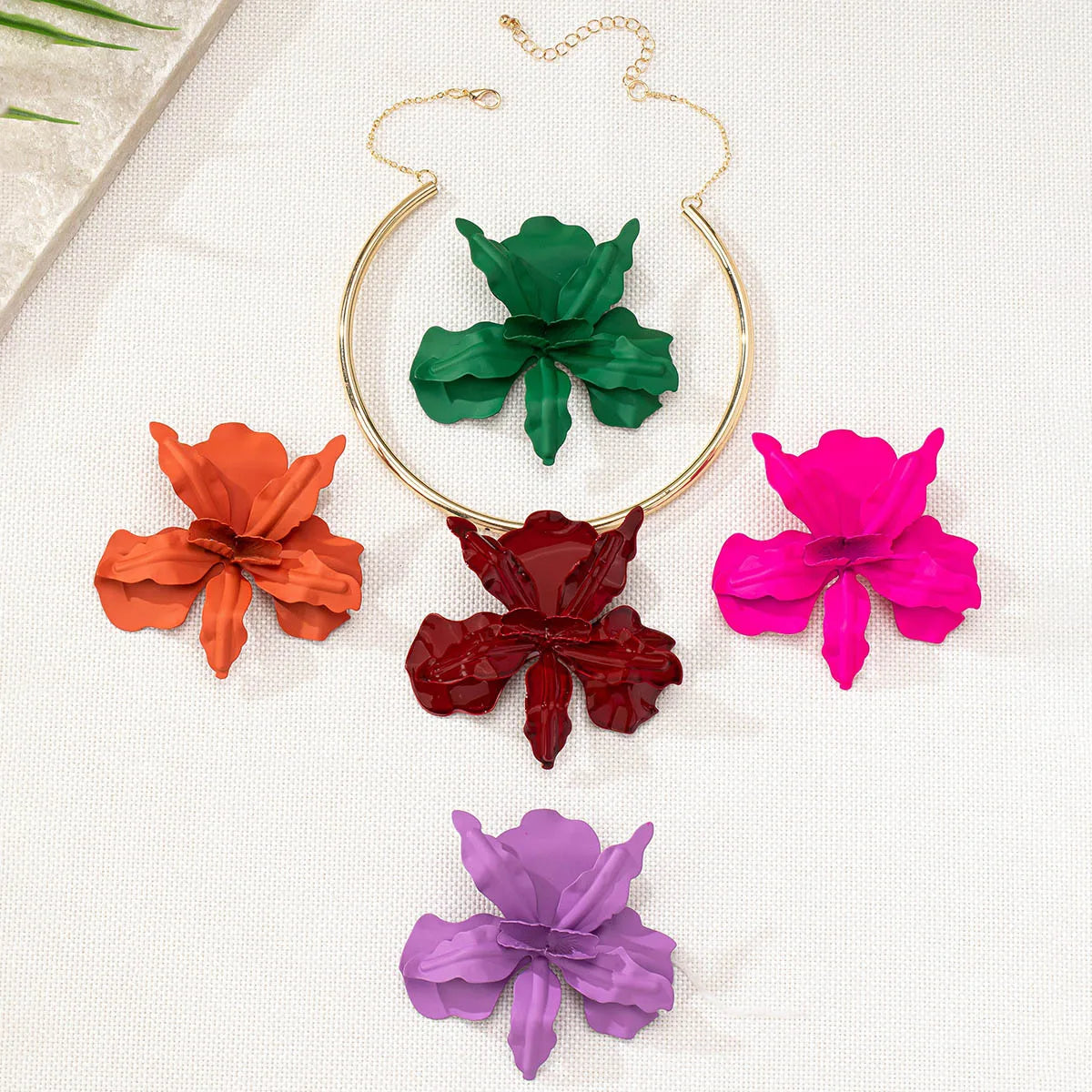 New Fashion Colored Flower Pendant Necklace for Women Exaggerated Metal Large Petal Long Necklace Sweater Torques Collar
