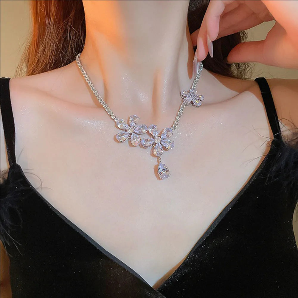New Flowered Zircon Necklace Light Luxury And Fashionable Design Collarbone Chain Exudes Elegant And High-end Jewelry For Women
