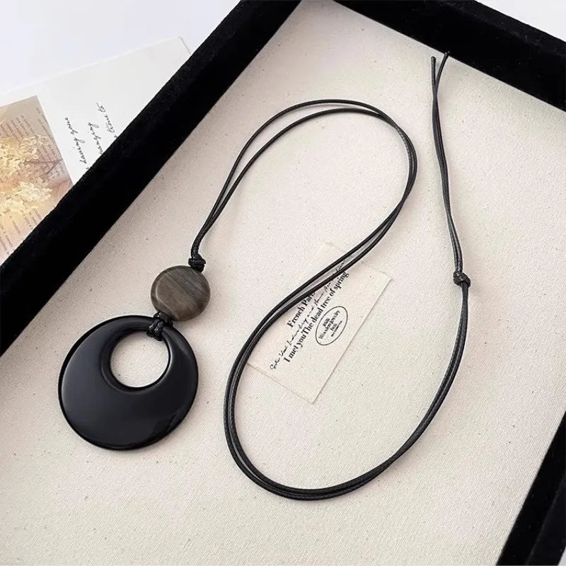 New pendant necklace with a light luxury and high-end feel, long sweater chain with retro simplicity and versatile accessories