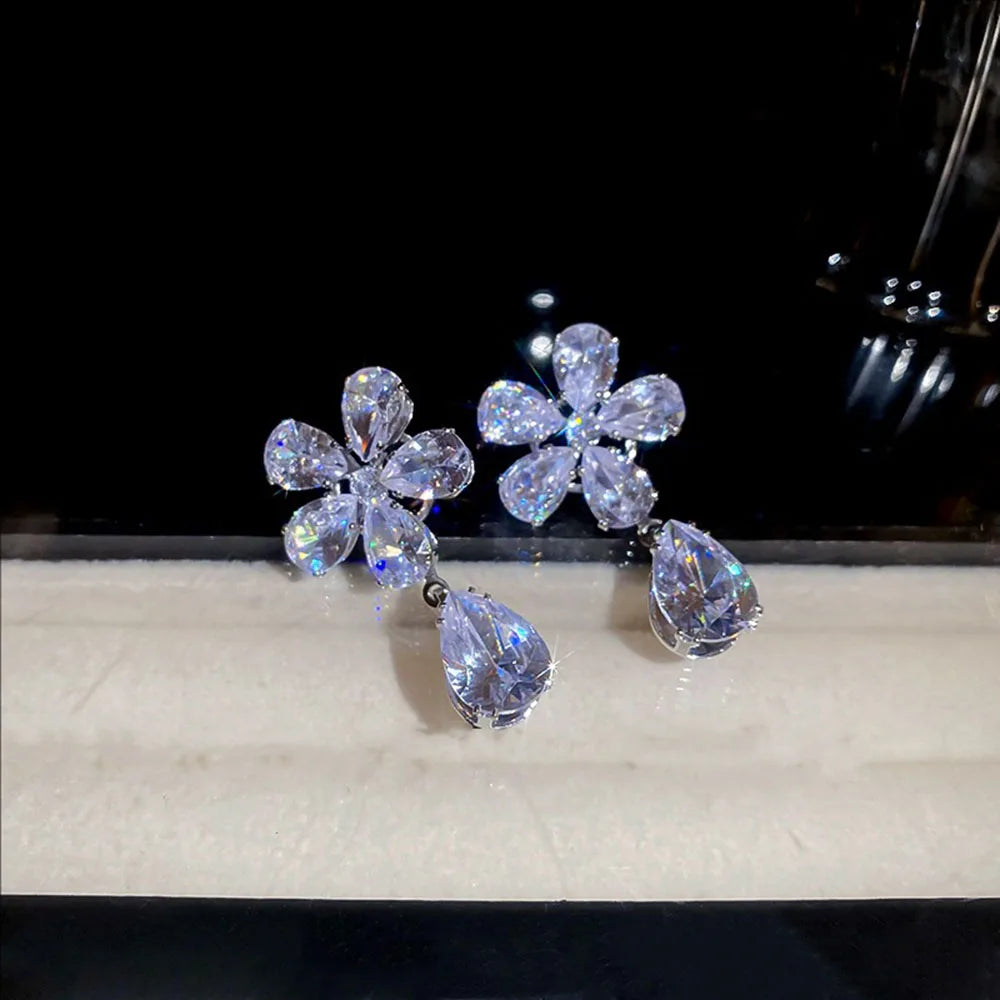 New Flowered Zircon Necklace Light Luxury And Fashionable Design Collarbone Chain Exudes Elegant And High-end Jewelry For Women