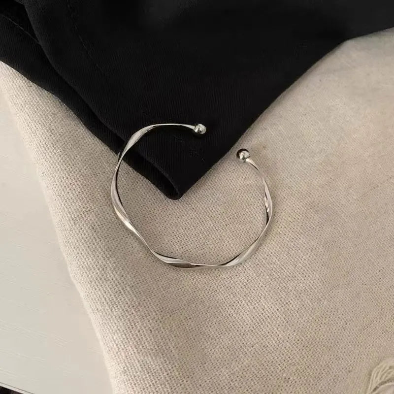 New Fashion Brief Cuff Bracelets for Women Silver Color Open Bangles Elegant Twist Wave Charms Bangle Girls Party Jewelry Gift
