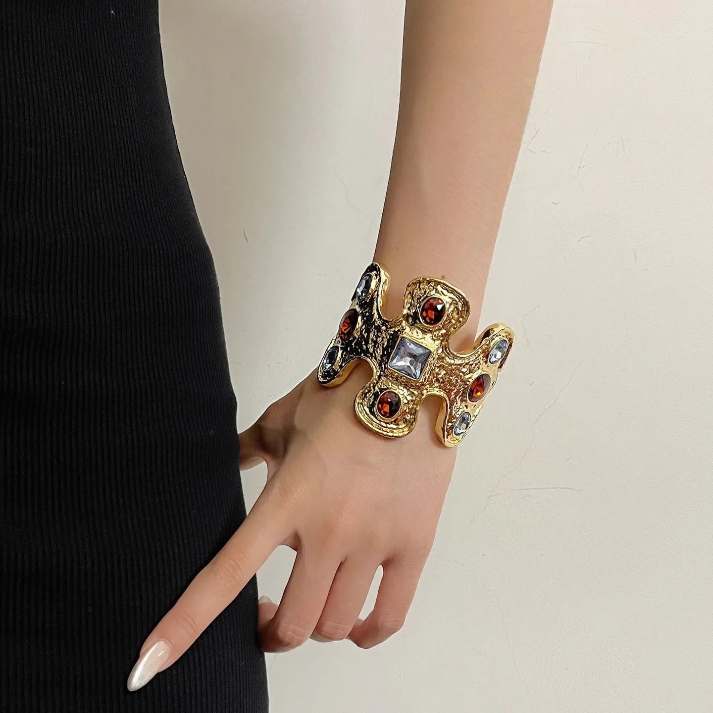 Luxurious retro colored gemstone wide opening bracelet fashionable and high-end jewelry gift for women's banquets