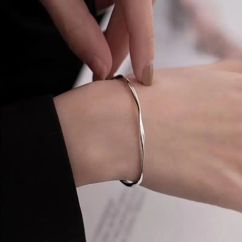 New Fashion Brief Cuff Bracelets for Women Silver Color Open Bangles Elegant Twist Wave Charms Bangle Girls Party Jewelry Gift