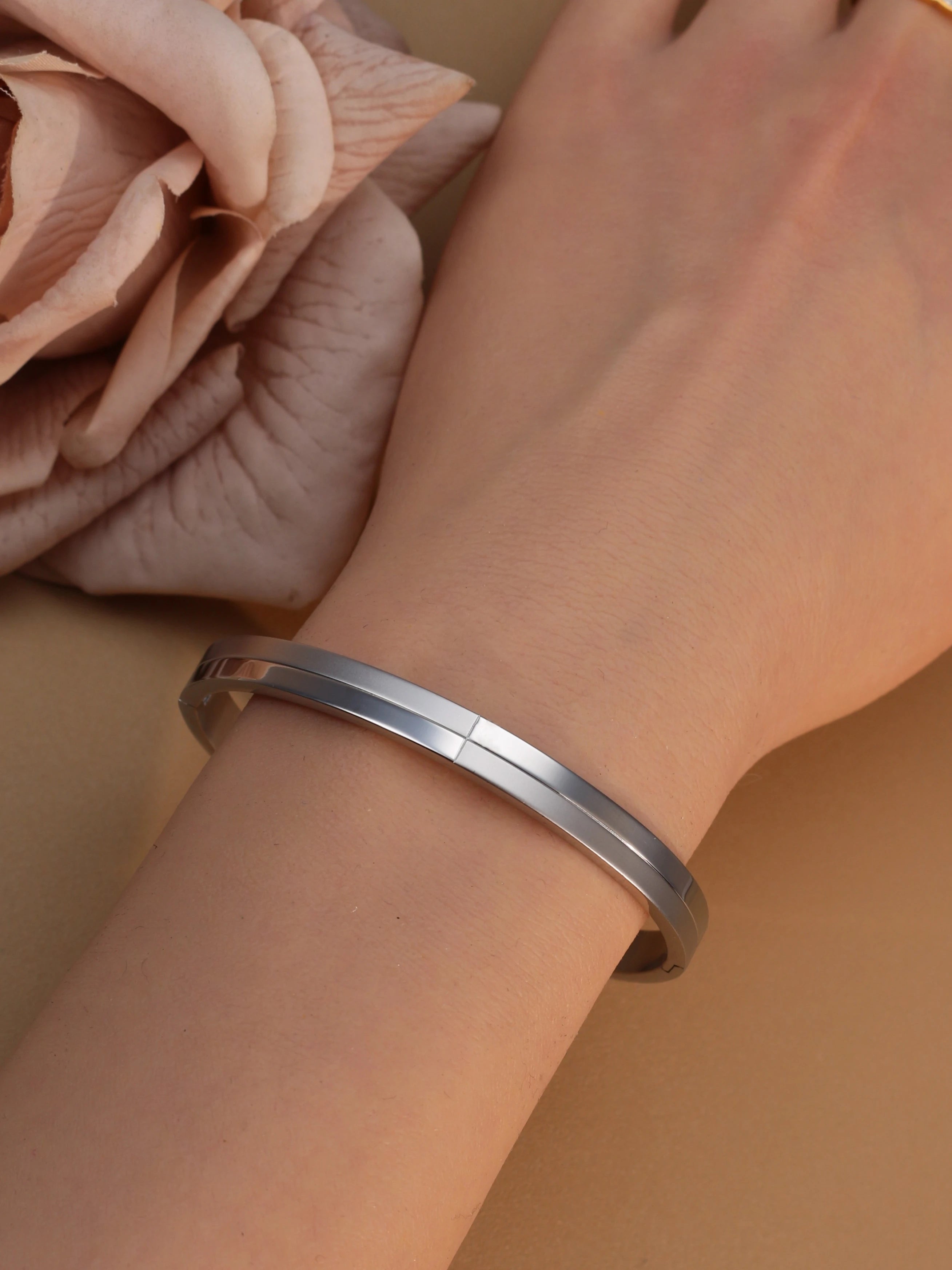 XB-182 Fashion Stainless Steel Plated 18 K Zircon Bracelet Women's Jewellery Party Gifts Wholesale Bangles.