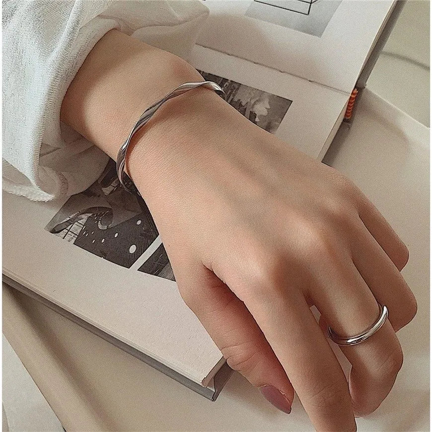 New Fashion Brief Cuff Bracelets for Women Silver Color Open Bangles Elegant Twist Wave Charms Bangle Girls Party Jewelry Gift