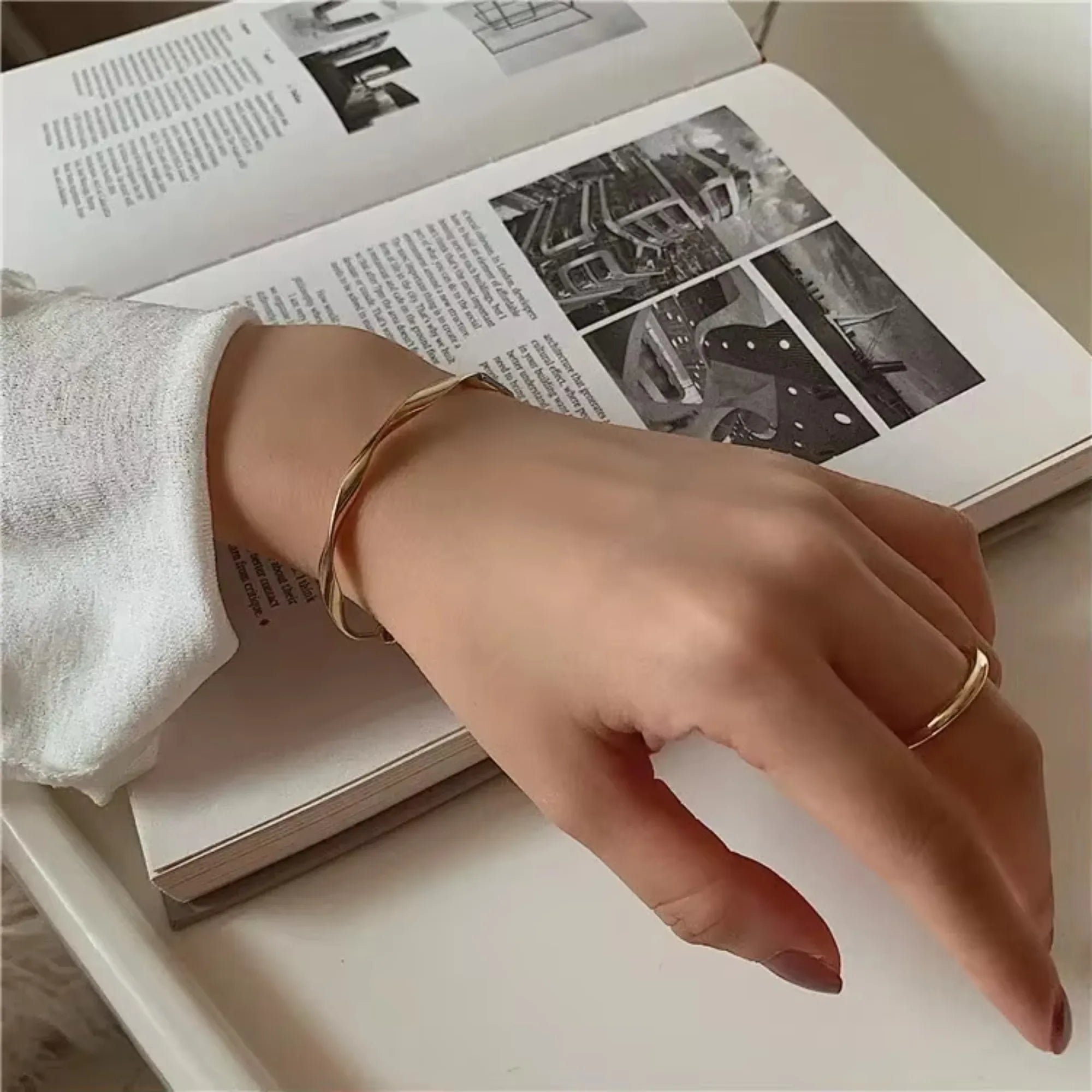 New Fashion Trend Unique Design Elegant Exquisite Twist Simple Bracelet Women Jewelry Wedding Party Premium Gift Wholesale