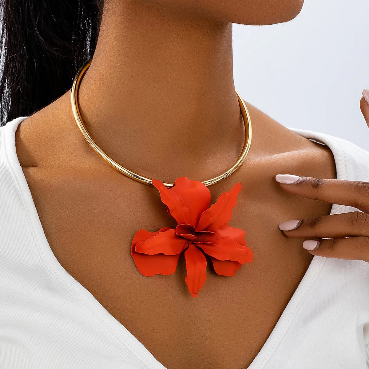 New Fashion Colored Flower Pendant Necklace for Women Exaggerated Metal Large Petal Long Necklace Sweater Torques Collar