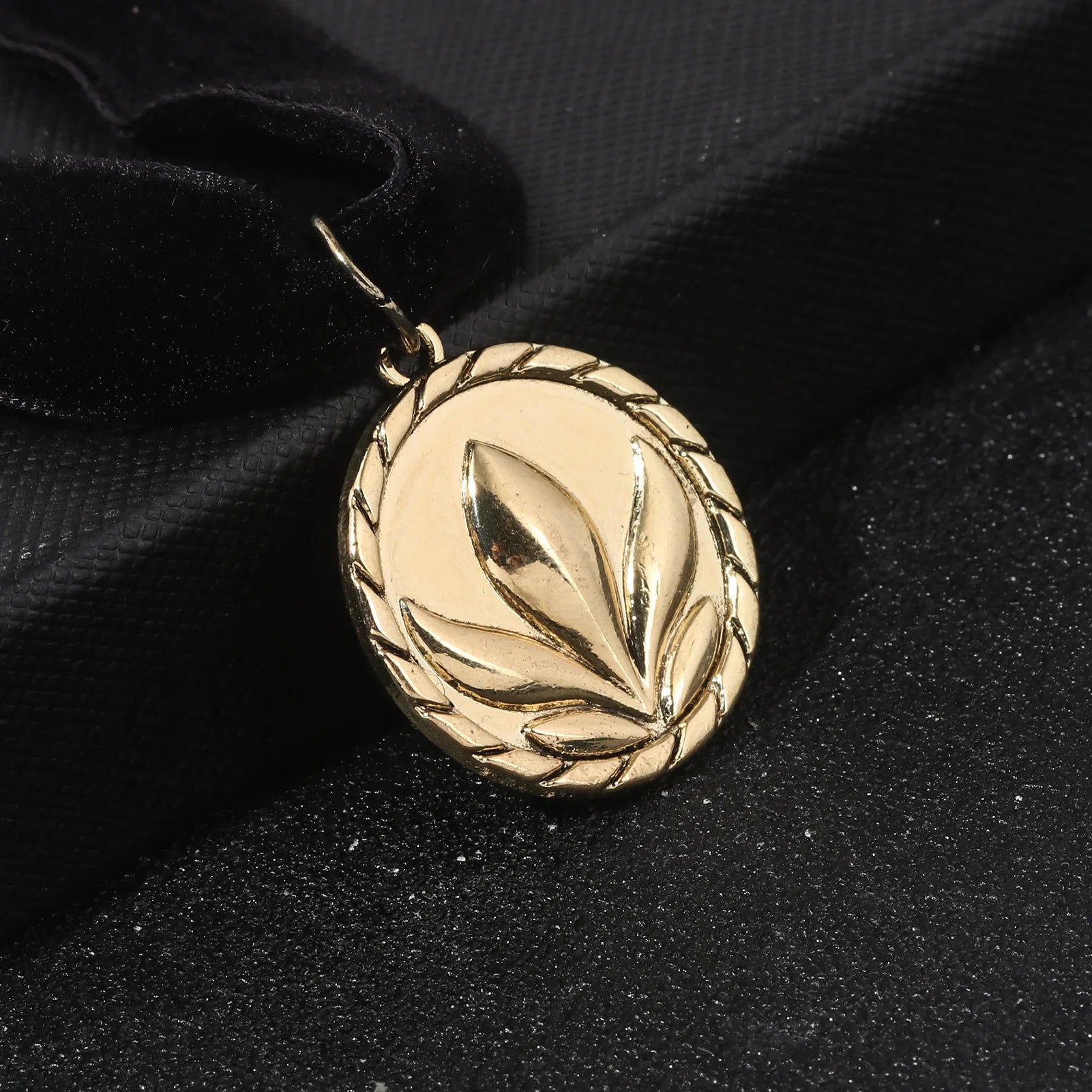 New Anime Necklace Fairy Tale Cosplay Girl Princess Necklace Black Velvet Fabric Metal Pendant Lucky Necklace Jewelry