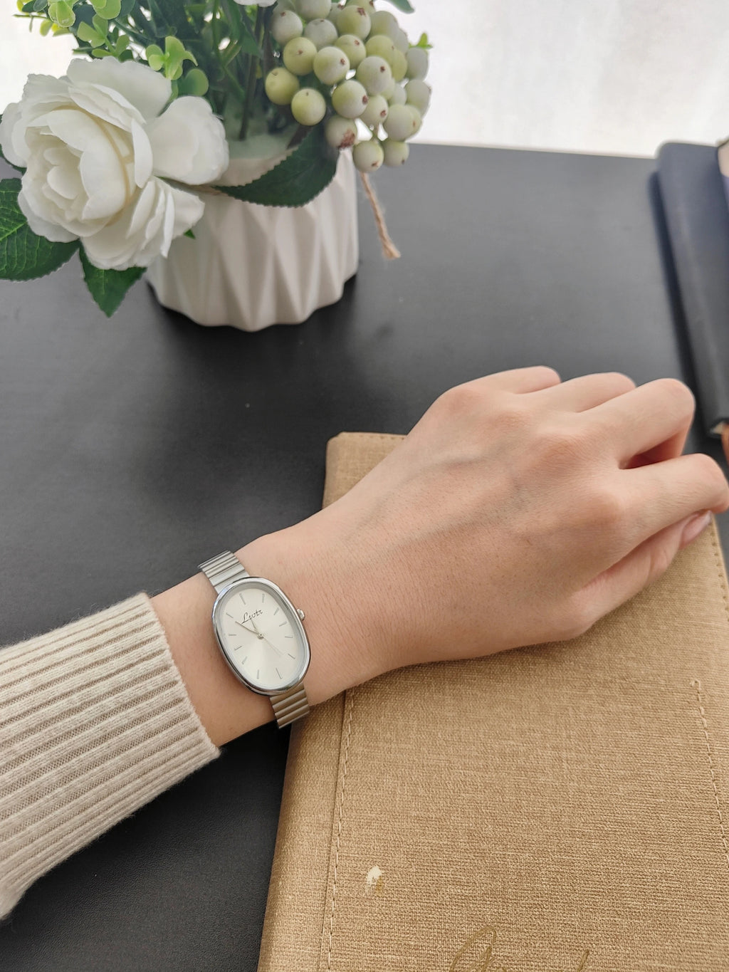 1 Piece of New Fashion Gold Bracelet Women's Watch Retro Luxury Fashion Simple Elegant Accessible Luxury Elegant Versatile Watch Women's Quartz Watch