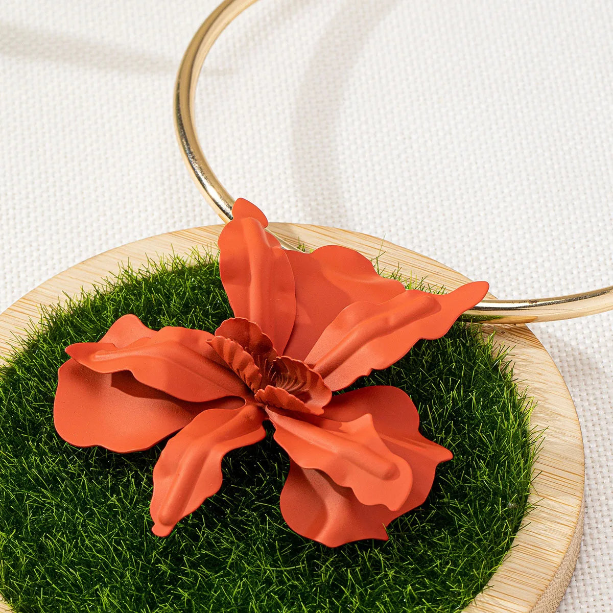 New Fashion Colored Flower Pendant Necklace for Women Exaggerated Metal Large Petal Long Necklace Sweater Torques Collar