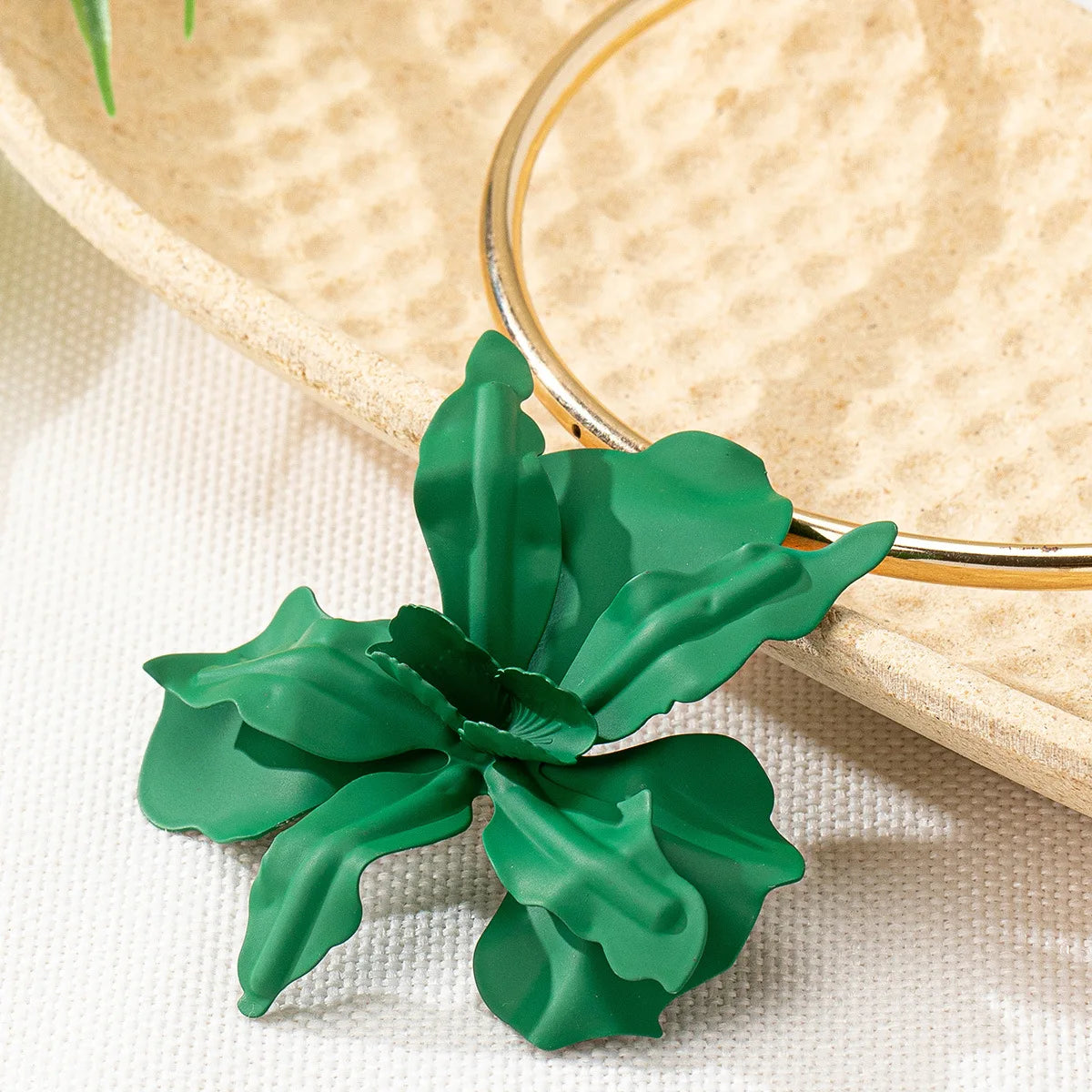 New Fashion Colored Flower Pendant Necklace for Women Exaggerated Metal Large Petal Long Necklace Sweater Torques Collar