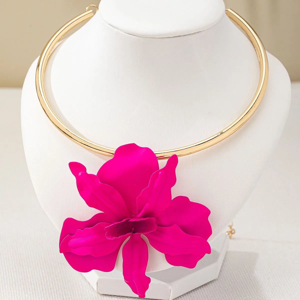 New Fashion Colored Flower Pendant Necklace for Women Exaggerated Metal Large Petal Long Necklace Sweater Torques Collar