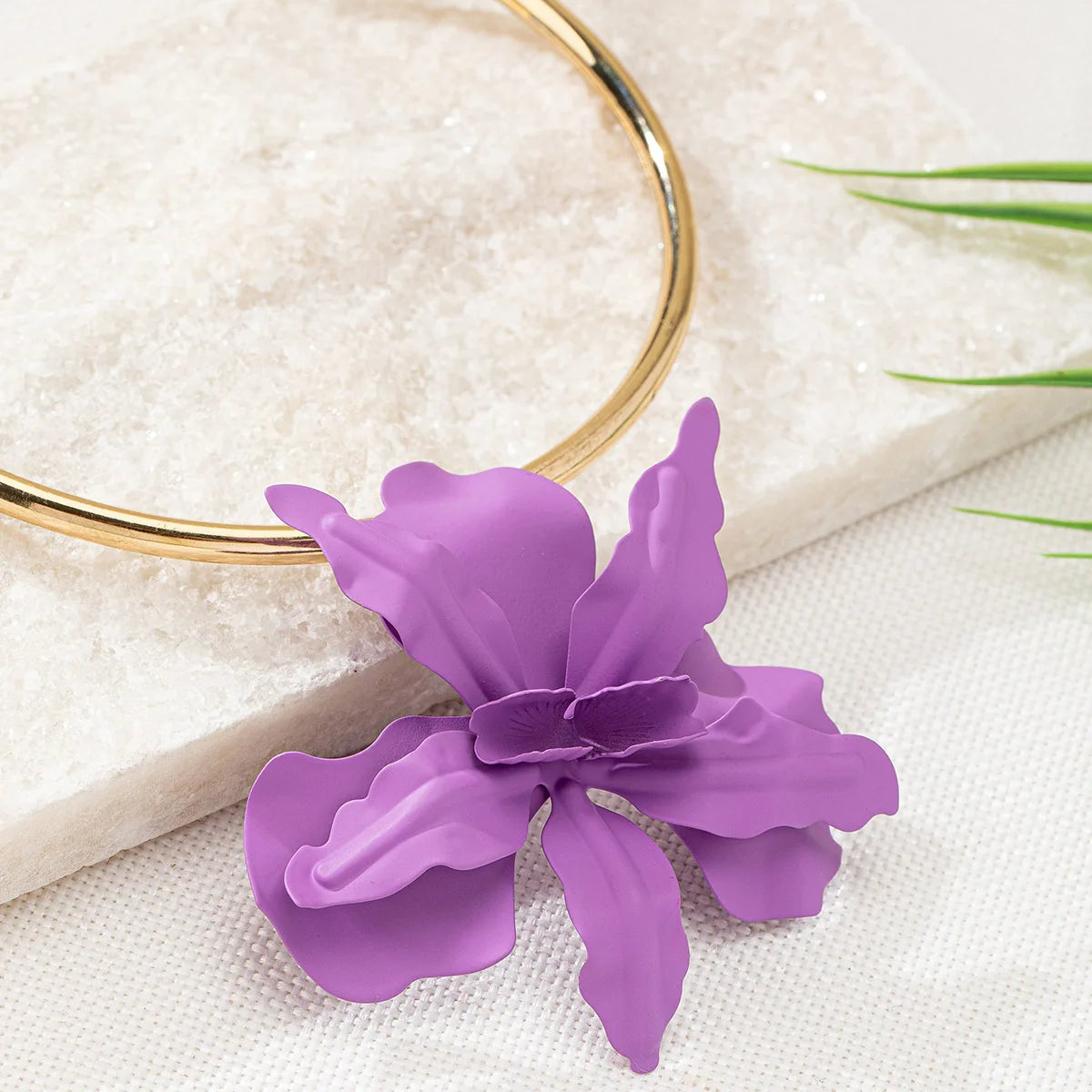 New Fashion Colored Flower Pendant Necklace for Women Exaggerated Metal Large Petal Long Necklace Sweater Torques Collar