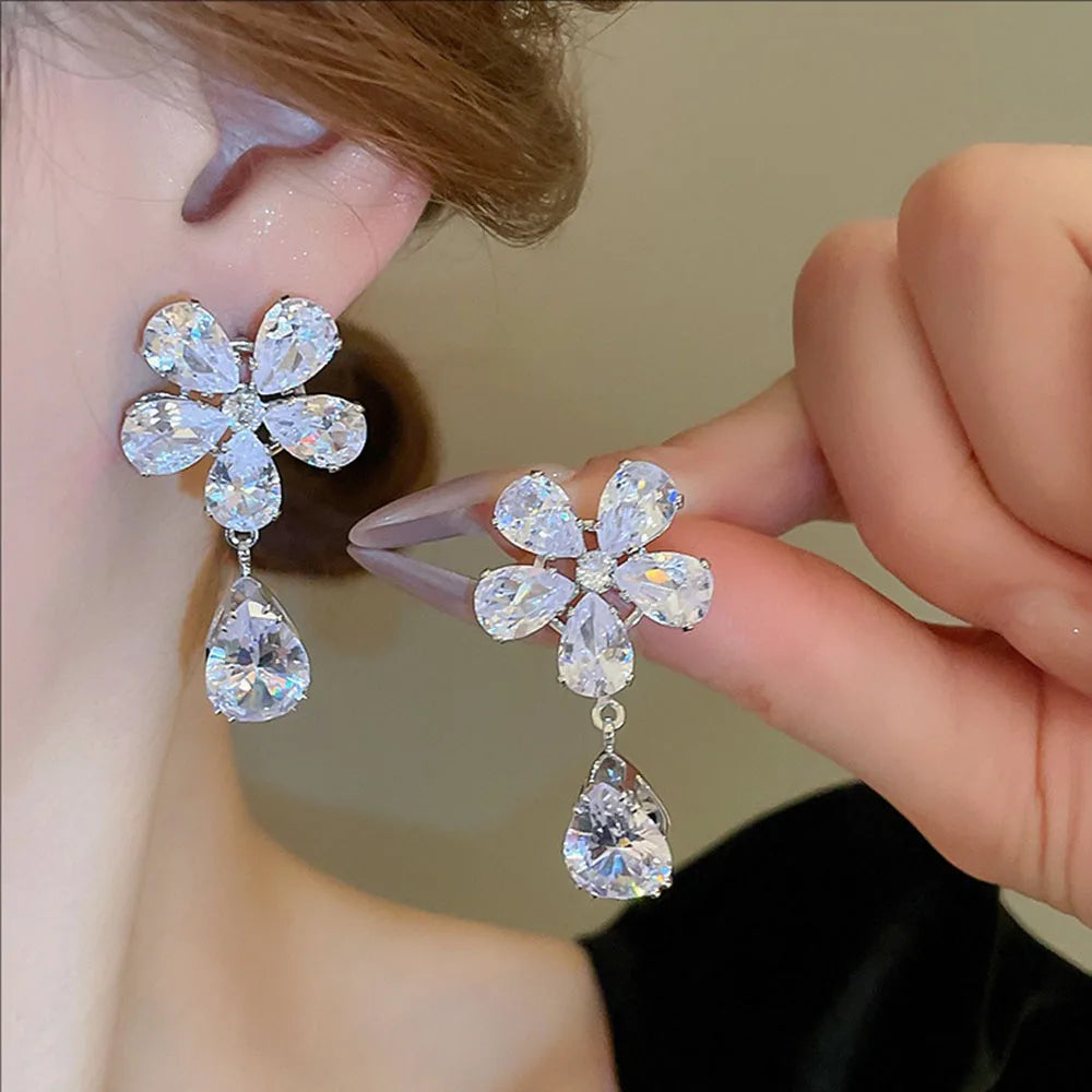 New Flowered Zircon Necklace Light Luxury And Fashionable Design Collarbone Chain Exudes Elegant And High-end Jewelry For Women