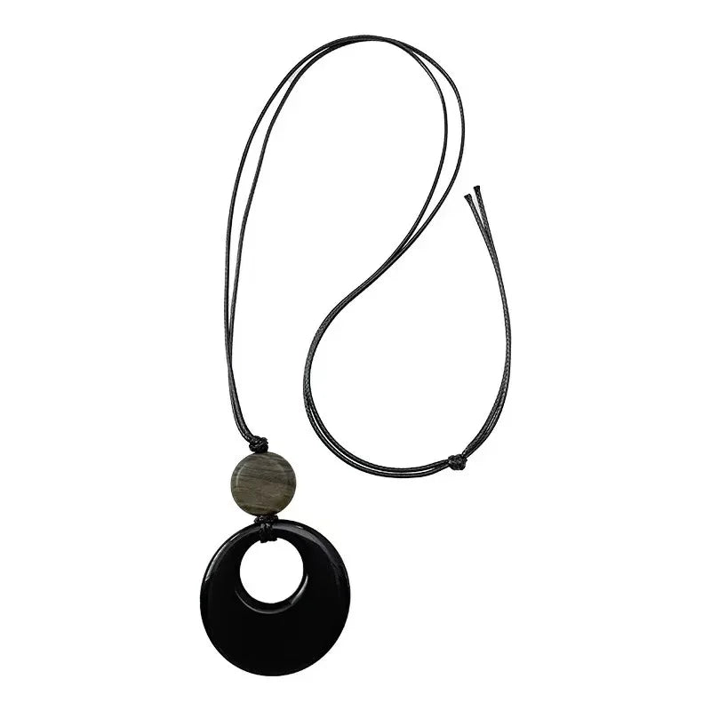 New pendant necklace with a light luxury and high-end feel, long sweater chain with retro simplicity and versatile accessories