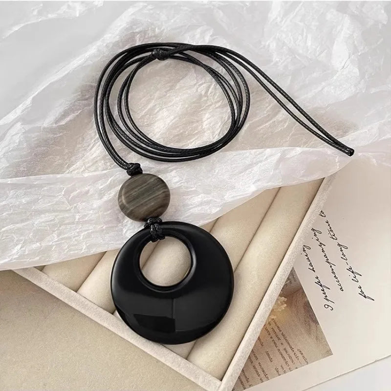 New pendant necklace with a light luxury and high-end feel, long sweater chain with retro simplicity and versatile accessories