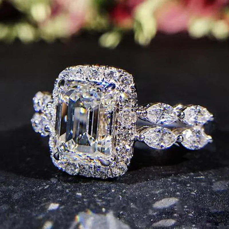 New Sparkling Quadrilateral Geometric Design Ring Light Luxury Personalized Fashion Style Engagement and Wedding Accessories