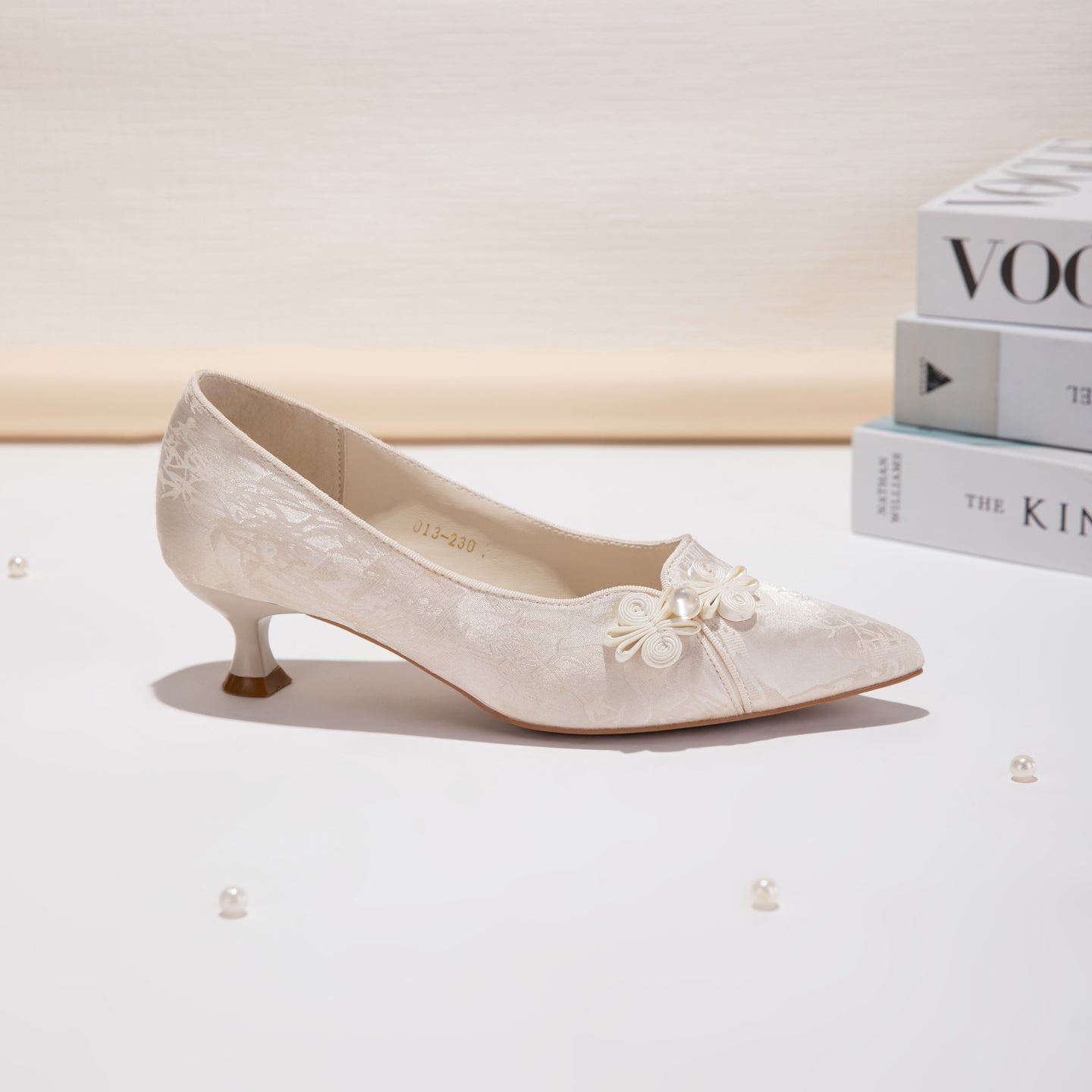 White Black Jacquard Pointed Toe Kitten Heel Pumps, Elegant Floral Accent Women's Dress Shoes  Ivory Black Wedding & Party Pumps