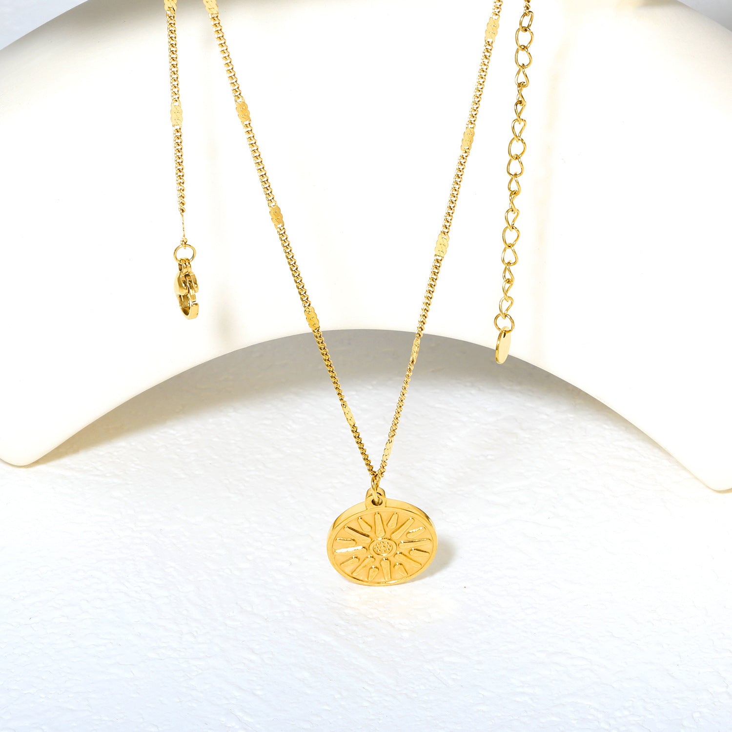 Niche Design Personality Sun Round Cake Pendant 18K Gold Necklace