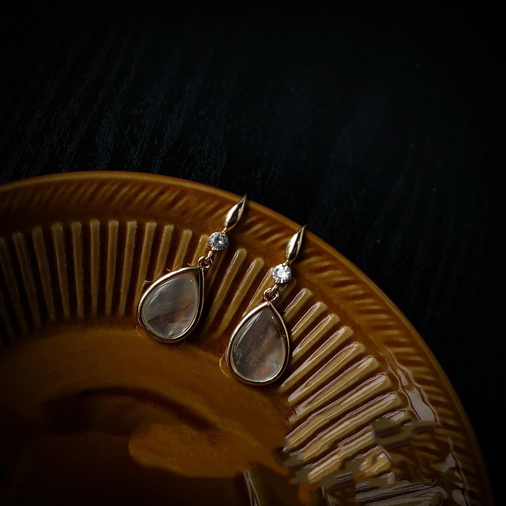 White Moonlight Drop-shaped Broken Shell Earrings French Minority Design Sense