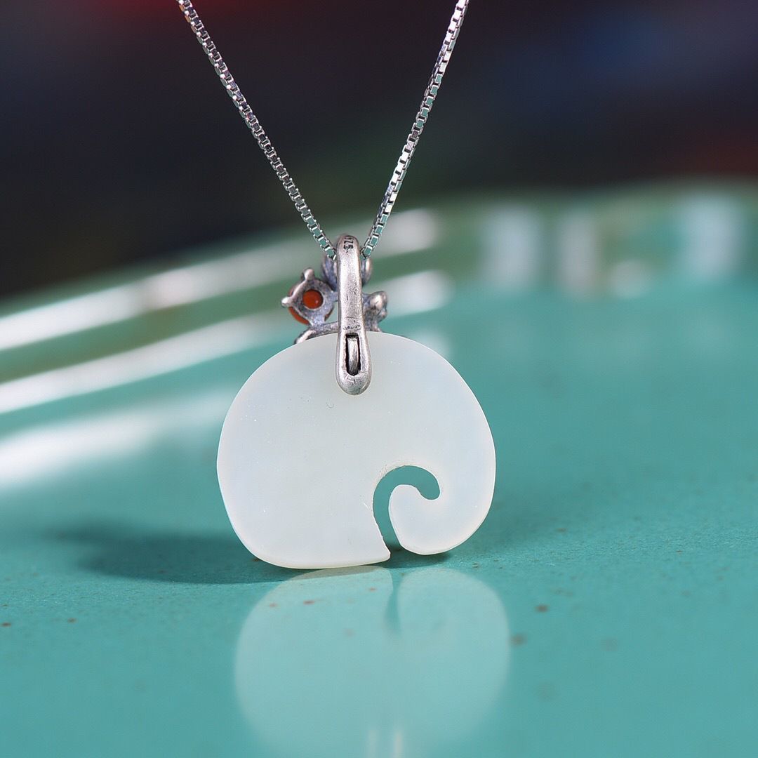 Women's Retro Personality Elephant Ruyi Pendant