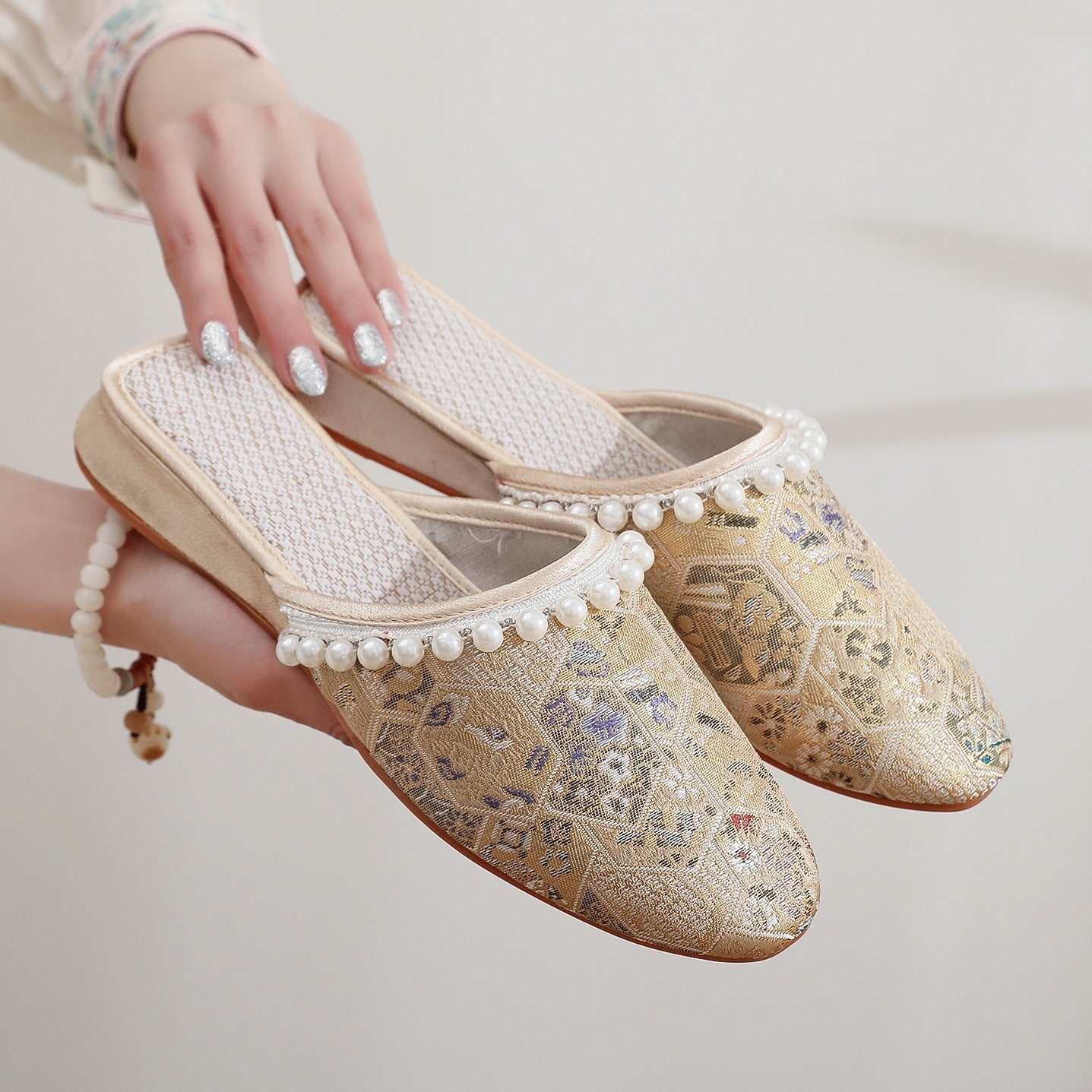 Summer New Cheongsam Ancient Style Mid Heel Embroidered Female Cloth Shoes