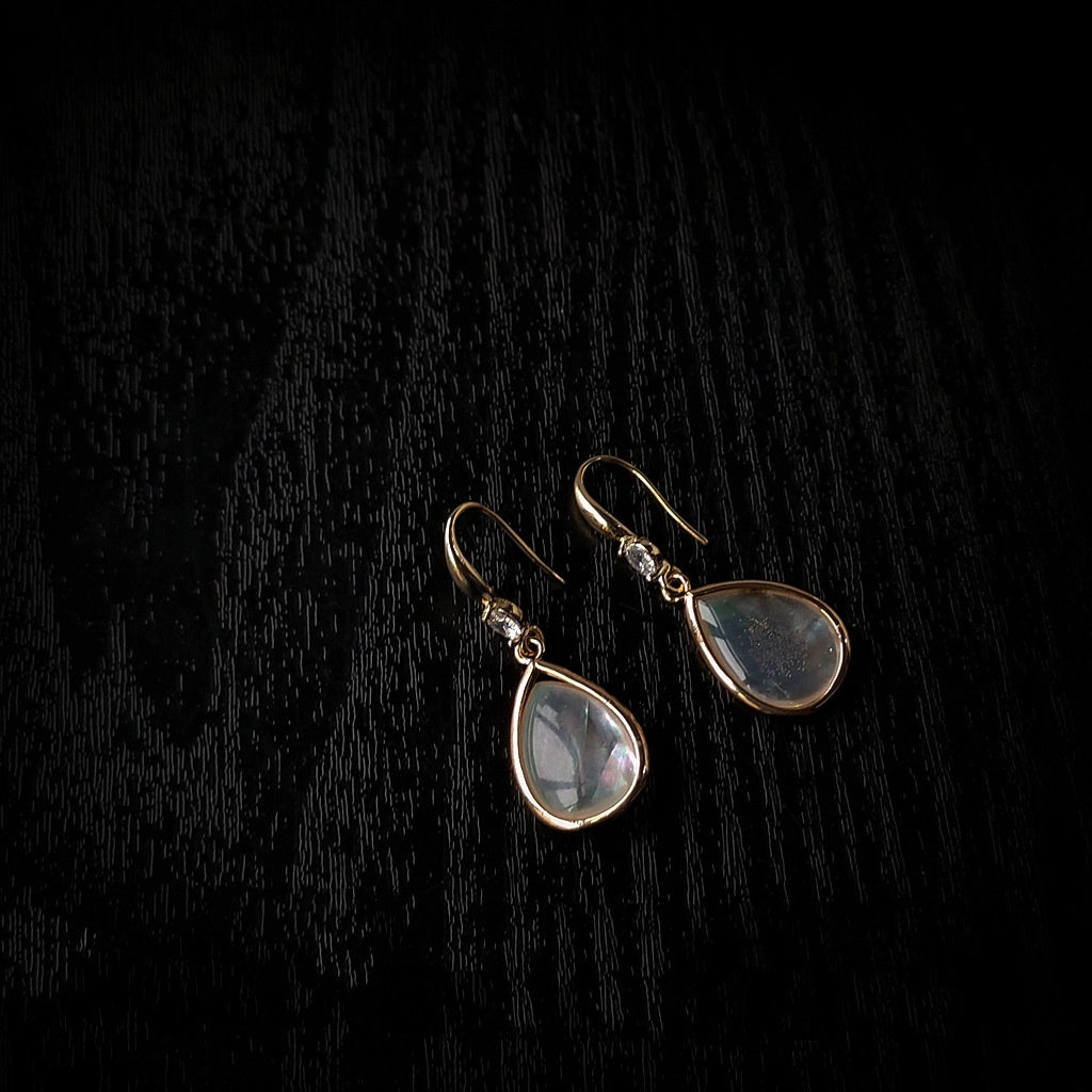 White Moonlight Drop-shaped Broken Shell Earrings French Minority Design Sense